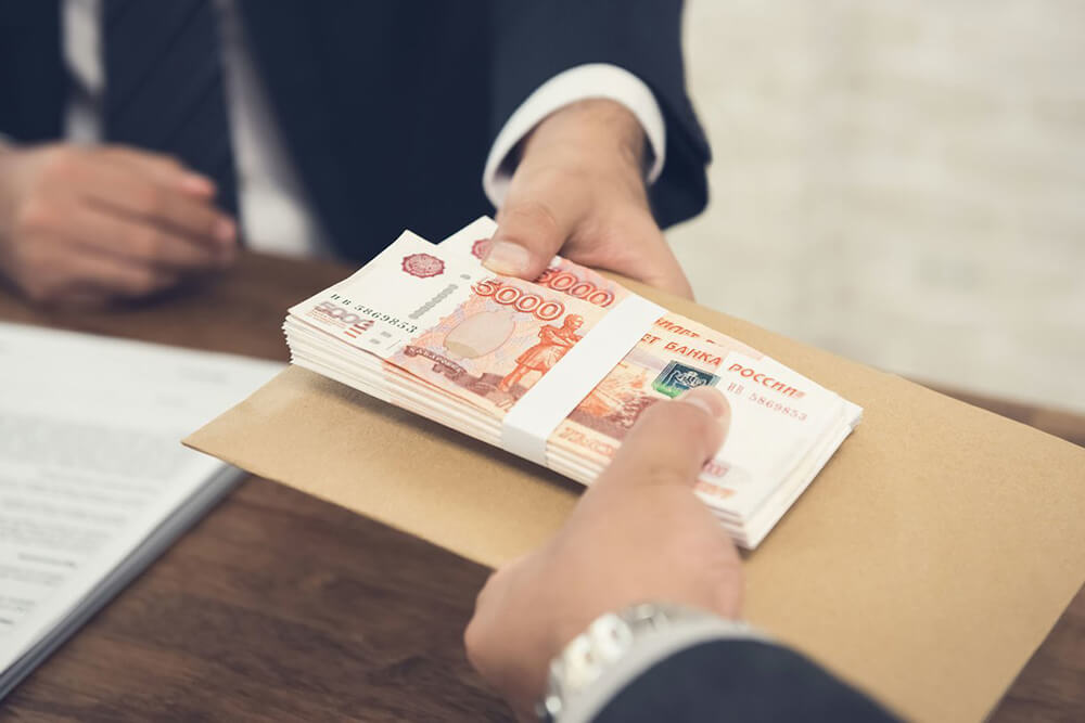 Человек берёт кредит