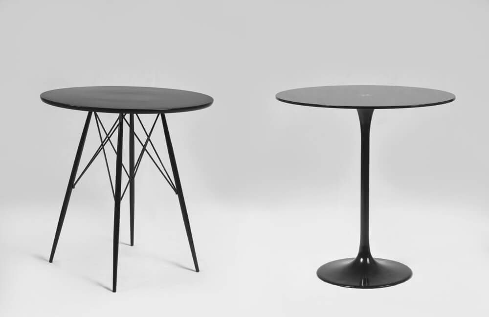 Черный стол на ножке