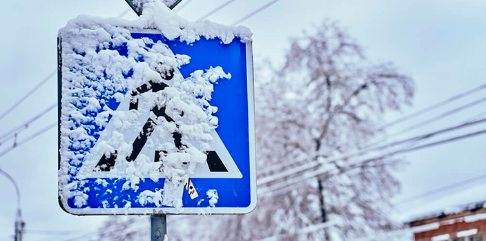 Дорожный знак закрыт снегом