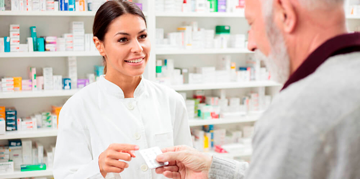 Фармацевт помогает покупателю