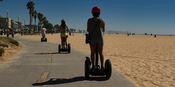 Молодые люди катаются на сигвеях